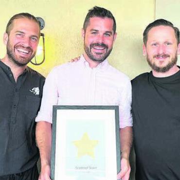 Gemütlicher Treffpunkt für alle - Kaum offen und schon einen «Stadthof»-Stern in den Händen, das Pächter-Trio (v. l.) Remo Siebers, Matthias Künzi und Jürgen Zierer. Bilder: Walter Minder