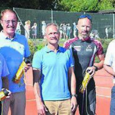 Platz für mehr Sport - Grosse Freude herrschte an der Einweihung des vierten Tennisplatzes. Bild: rwi