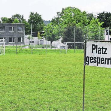 FCW: Platzproblem bald noch grösser? - Sollte die Kantonsschule (im Hintergrund) massiv ausgebaut werden, könnte dies das Ende des Rigackerplatzes bedeutet. Das Fussballspielfeld gehört dem Kanton Aargau und bei einem Ausbau könnte das Spielfeld des FC Wohlen zu Bauplatz werden. Bild: Daniel Marti