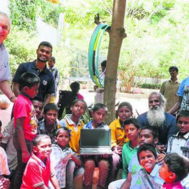 Neues Leben für alte Laptops - «Labdoo»-Schweiz-Ableger-Gründer Frank Geisler (links oben) besuchte schon mal Laptop-Empfänger in Indien. Bilder: zg / Roger Wetli