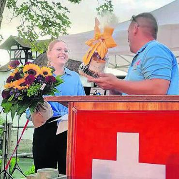 Ohne grossen Knall - Die Präsidentin der Jungen Mitte Aargau Jacqueline Wick fungierte als Festrednerin. Dafür wurde sie von Stephan Troxler reich beschenkt.