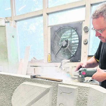 Kulturdenkmal kehrt heim - Das Grenzstein-Duplikat wurde in Root hergestellt. Der Kulturverein Berikon hat die Nachbildung in Auftrag gegeben. Es wird in Berikon aufgestellt werden. Bilder: zg
