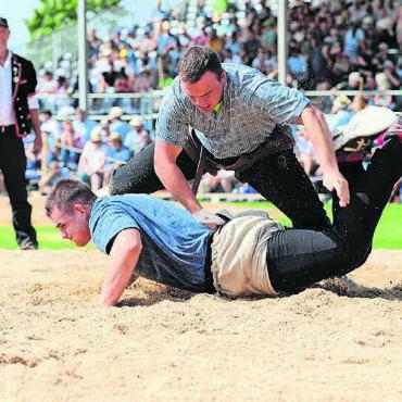 Wieder ein Strebel - Andreas Döbeli (unten) gab in Deitingen ein starkes Comeback mit vier Siegen und einem Gestellten. Bilder: Pascale Alpiger