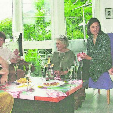 Im Garten hat es klick gemacht - Urs Schweizer (2. v. r.) hatte die Idee zum «kino uf em dorfplatz». Er brachte auch immer wieder Schweizer Filmschaffende nach Rudolfstetten. Unvergessen bleibt ihm der Besuch der Besetzung von «Die Herbstzeitlosen» unter anderem mit Schauspielerin Stephanie Glaser (Mitte). Bild: Archiv