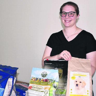 Entlastung der Haushaltskasse - Tierfutter in Hülle und Fülle: Jessica Kroll hat die Tierfutterabgabestelle initiiert und sie leitet sie auch. Bild: Erika Obrist