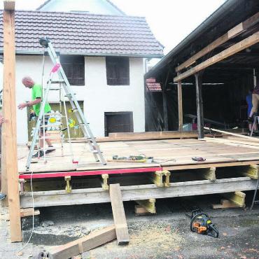 Aufbau läuft auf Hochtouren - Direkt an der Zentralstrasse entsteht die Meschtstock-Bar. Sie ist nur eins von ganz vielen Lokalen, die während drei Tagen wohl Hochbetrieb haben werden. Bild: Chregi Hansen