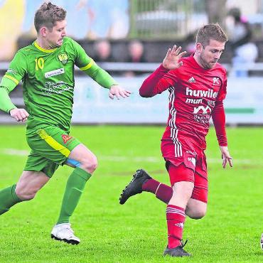 Höchstens ein Bier als Geschenk - Vor zwei Jahren durfte Nico Stadelmann (links) im Derby gegen Muri noch seinem Bruder Michael hinterherrennen. Nach dem Abstieg der Mutscheller trifft er jetzt auf seine ehemaligen Kollegen aus Sarmenstorf. Bild: Archiv/awa