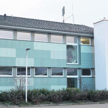 Antenne auf das Schulhausdach - Der Eggenwiler Gemeinderat bewilligte den Bau einer 5G-Antenne auf diesem Schulhausdach. Bild: Archiv / Roger Wetli