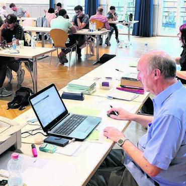 Bauer auf der Lauer - Jean Dominique Coqueraut füttert seinen Laptop mit den aktuellen Resultaten.