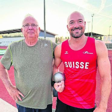 Kein Bauch, nur Power - Ein sportliches Duo seit bald vier Jahrzehnten: Rolf Stadler (68 Jahre alt) und Roger Strasser (50) an jenem Ort, wo sie immer gemeinsam trainieren, im Stadion Niedermatten. Bild: Stefan Sprenger