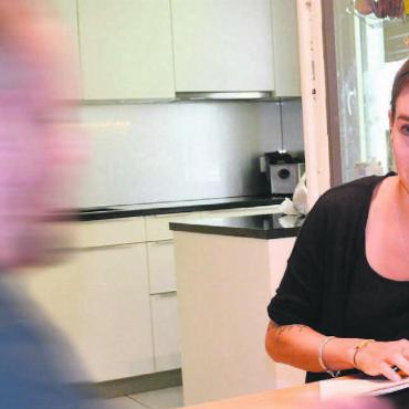 Hilfe im gewohnten Umfeld - Pflegefachfrau Linda Küng beweist bei der Betreuung von psychisch Erkrankten bei ihnen zu Hause immer viel Fingerspitzengefühl. Bild: Roger Wetli