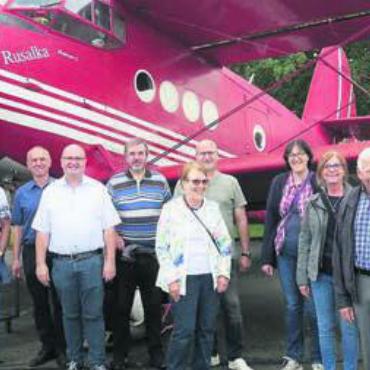 Zu Besuch im Birrfeld - Mitglieder des Gewerbevereins vor dem bekannten roten Doppeldecker, der Antonov. Bild: zg