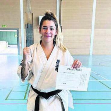 Nach 17 Jahren am Ziel - Simone Muntwyler präsentiert stolz ihre Urkunde und ihren schwarzen Gurt. Bild: zg