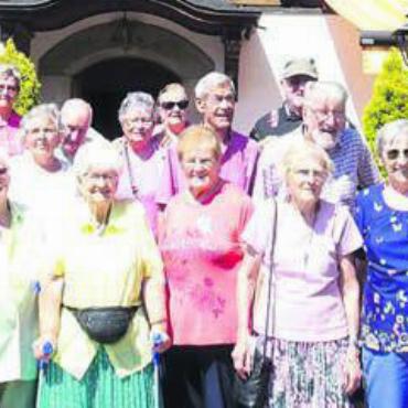 Trachtenchor auf Vereinsreise - Die Mitglieder des Berner Trachtenchors Bremgarten bei heiterem Sonnenschein auf Vereinsausflug. Bild: zg