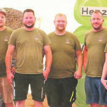 Potenzial bewiesen - Roman Schmid (3. v. l) und Clay Weber (2. v. r.) konnten mit ihrem Helferteam einen gelungenen Anlass organisieren. Bilder: jl/zg