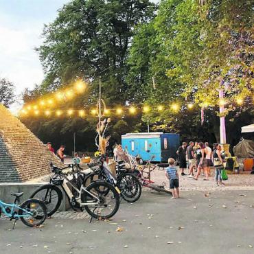 Zum beliebten Treffpunkt gemausert - Ein beliebter Treffpunkt auch für Familien: die Spielbar Bremgarten beim Pyramidenbrunnen. Bild: Walter Minder