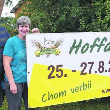 Weil feiern schön ist - Sie freuen sich auf das Hoffest rund um ihre Gebäude: (von links) Beat, Silvia und Ramon Wertli. Bild: Roger Wetli
