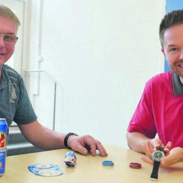 Dosen erhalten zweites Leben - Die beiden Gründer und Inhaber der BK Metallform AG, Köbi Keusch (links) und Simon Bucher, zeigen die einzelnen Schritte von der Dose bis zur Uhr. Bilder: Annemarie Keusch