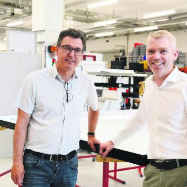 Aus fünf mach eins - Verwaltungsratspräsident André Richner (links) und CEO Chris Mühlemann in einer der neuen Produktionshallen. In dieser hier werden beispielsweise grosse Leuchtkästen montiert. «Endlich haben wir genug Platz für alles», freuen sich die beiden. Bilder: Chregi Hansen