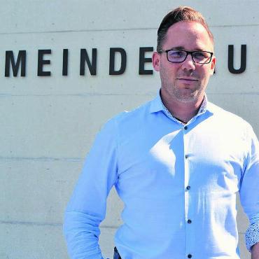 Teamleitung im Fokus - Gemeindeschreiber Ronny Wasem sieht die Gemeinde als Dienstleister für ihre Einwohner. Bild: Roger Wetli