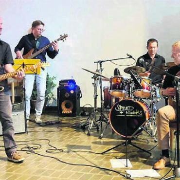 Schlager-Gottesdienst zum Thema «Hoffnung» - Zusammen mit der Band wird gefeiert. Bild: zg