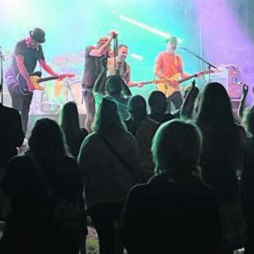 Tanzend den Regen bekämpft - «Dada ante Portas» lockte schon am Donnerstag viel Publikum in den Rosengarten.