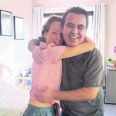 Riesiges Glück im grossen Unglück - Ein Bild, das zeigt, wie dankbar Regula Wohler dem Neurochirurgen Dr. Sala ist. Bild: ake