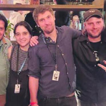 Liebe hat viele Seiten - Remo Scherrer (4. v. l.) mit seiner Crew und seiner Ehefrau (l.) am Filmfestival in Mexiko.