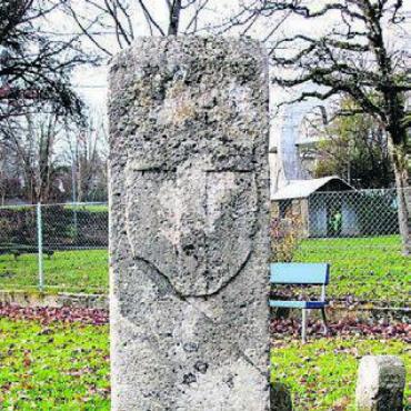 Kulturdenkmal kehrt heim - Das Original des Grenzsteins steht in Dietikon.