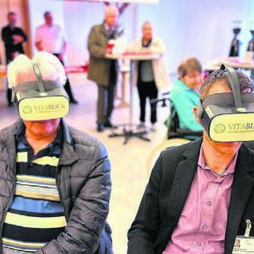 Viele Angebote und Attraktionen - Der Reusspark setzt auch auf modernste Mittel, beispielsweise auf VR-Brillen. Wer sich auf eine virtuelle Reise begeben will, der kann dies am Tag der offenen Tür ausprobieren. Bild: zg