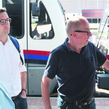 Bahnhofsgebäude muss weichen - Der stellvertretende CEO der Aargau Verkehr AG Mathias Grünenfelder (rechts) zeigte anhand einer Grafik, wie sich das neue Bahnhofsgebäude in die Umgebung einpasst. Bild: Roger Wetli