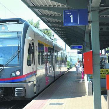 Barrierefrei bis Ende 2025 - In der Mitte des Bahnhofs Berikon-Widen führen heute ausschliesslich zwei Treppen zu den Bussen. Das soll sich bis Ende 2025 ändern. Bild: Roger Wetli