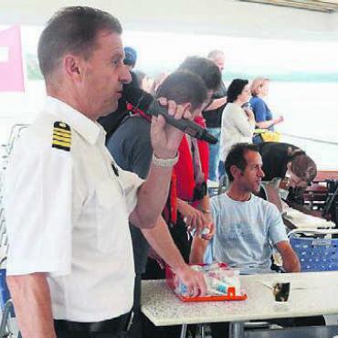 Wenn Minuten ewig wirken - Ueli Haller, Geschäftsführer der Schifffahrtsgesellschaft, kommentierte die Übung.