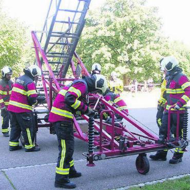 Gekonnter Einsatz in Extremsituation - Bei der Absturzsicherung kam auch die Leiter zum Einsatz.