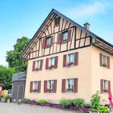 «Sind einfach gerne Gastgeber» - Der «Eventhof» ist dieses Wochenende Gaststätte eines Theaters. Bild: zg