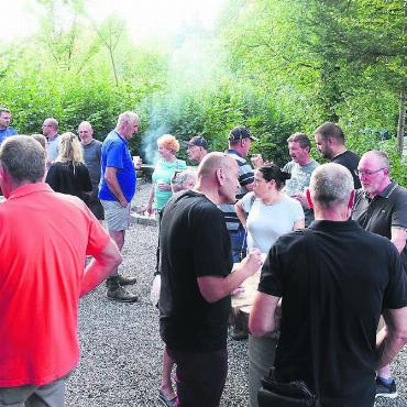 Forstwirtschaft ist ein Milliardengeschäft - Zahlreiche Gewerbler sind in den Oberlunkhofer Wald gekommen, um einen gemeinsamen Abend zu verbringen. Bilder: Susanne Schild