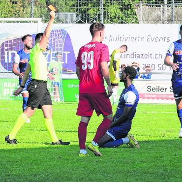 Am Ende fliegt auch Trainer Piu - Guillaume Taty (kniend) sieht rot und versteht die Welt nicht mehr. Bilder: Josip Lasic