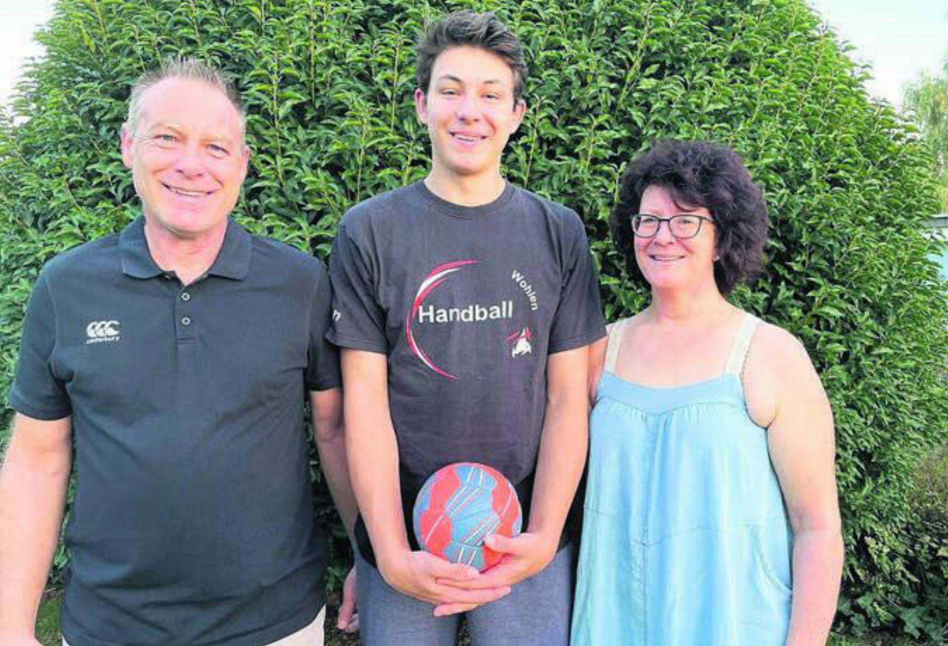 Vater Thomas und Mutter Barbara haben ihre Leidenschaft zum Handball dem Sohn Joshua mitgegeben. Bilder: zg/awa