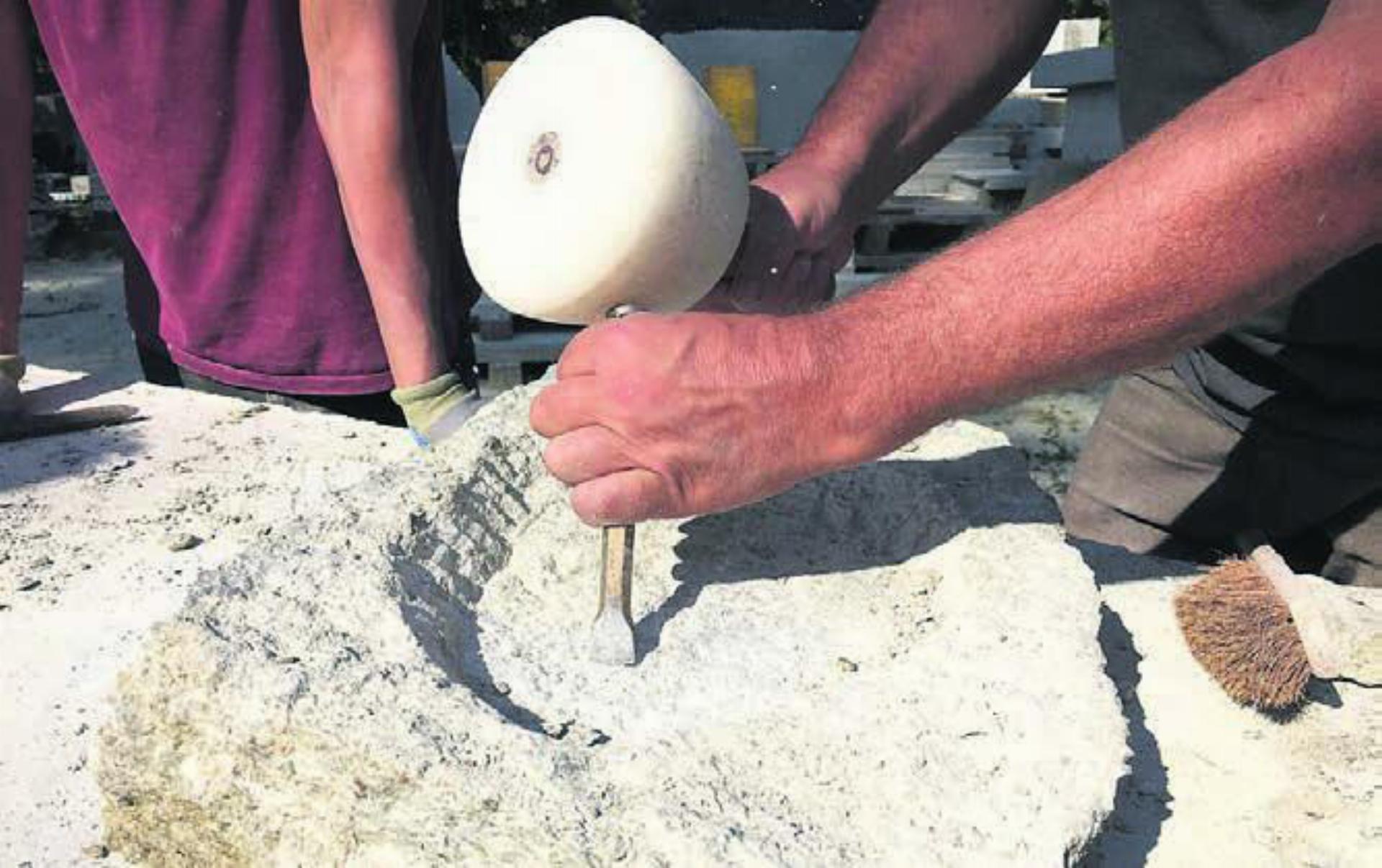 Ein Vogelbad aus Dottiker Muschelkalk ist eine Zierde für jeden Garten. Bild: zg