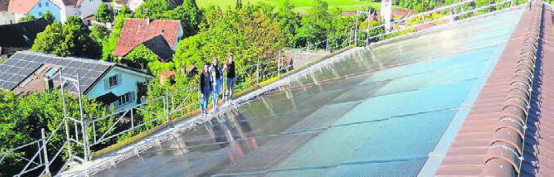 Die neue Photovoltaikanlage glänzt in der Sonne. Bild: gk - Das Bild wird blockiert. – Möglicherweise durch einen aktiven Adblocker.