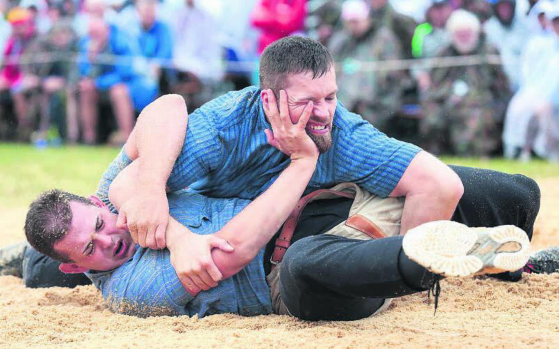 Wenig später hat er sich schwer verletzt. Andreas Döbeli am Weissenstein-Schwinget 2022 (hier gegen Fabian Staudemann). Bald darf der Freiämter Eidgenosse wieder voll trainieren. Bild: Freshfocus - Das Bild wird blockiert. – Möglicherweise durch einen aktiven Adblocker.