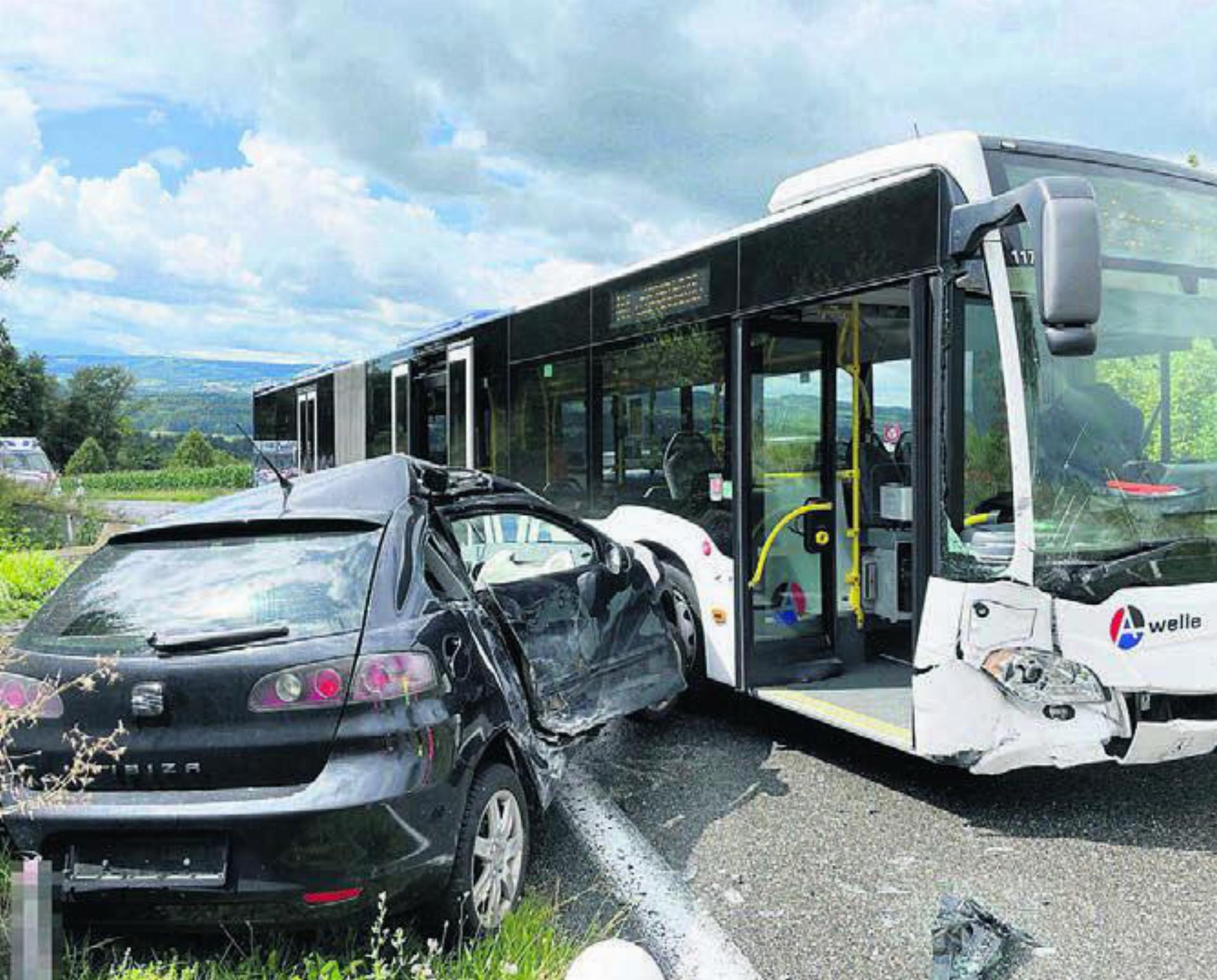 Eine Automobilistin verlor die Herrschaft über ihren Wagen und prallte heftig gegen einen Linienbus. Bild: pz