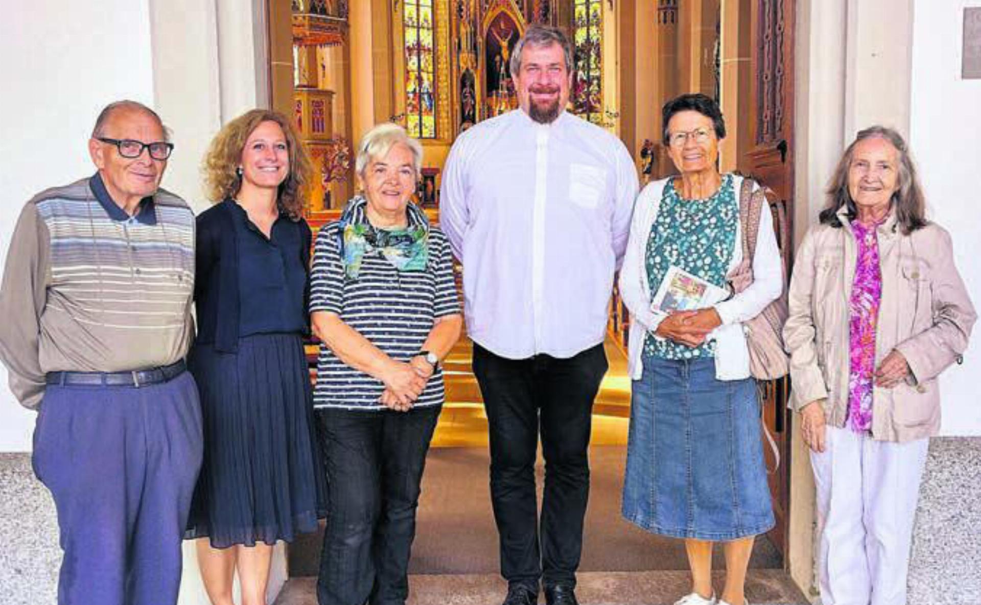 Pater Marc-Stephan Giese (Mitte) mit Gläubigen in Villmergen, Katechetin Cornelia Pfiffner, Zweite von links. Bild: zg