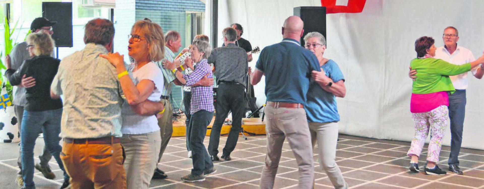 In Künten konnte man am 1. August bereits am Morgen tanzen. Diese Gelegenheit nahmen zahlreiche Dorfbewohner gerne wahr. Bilder: Roger Wetli