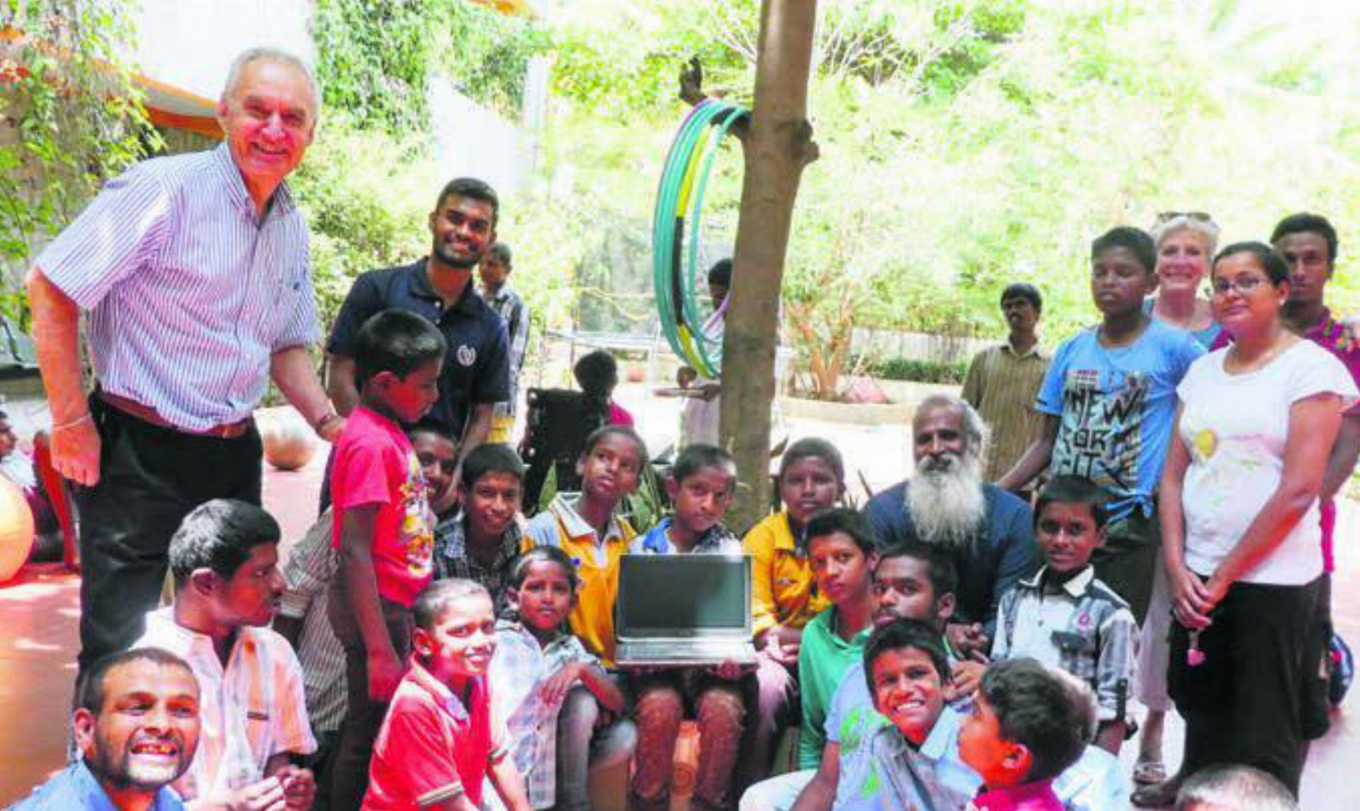 «Labdoo»-Schweiz-Ableger-Gründer Frank Geisler (links oben) besuchte schon mal Laptop-Empfänger in Indien. Bilder: zg / Roger Wetli
