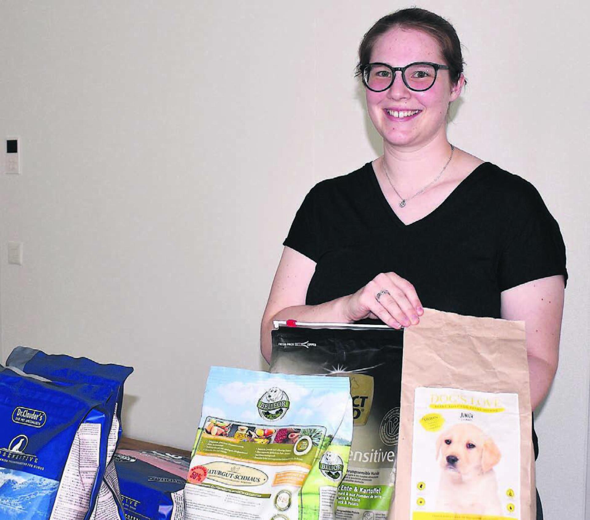 Tierfutter in Hülle und Fülle: Jessica Kroll hat die Tierfutterabgabestelle initiiert und sie leitet sie auch. Bild: Erika Obrist