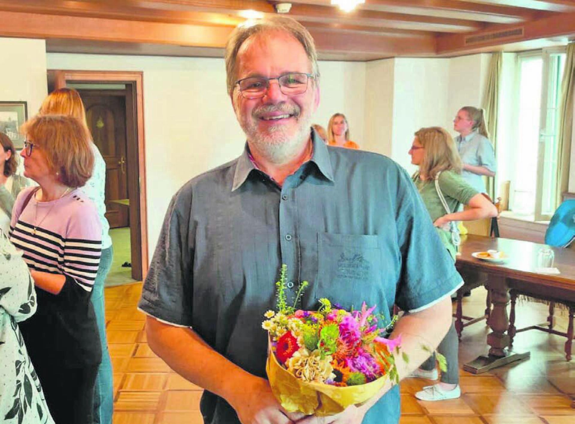 Vor knapp zwei Jahren wurde Theo Rau mit dem üblichen Blumenstrauss für seine Wiederwahl beglückwünscht. Nun verlässt er seinen Stadtratssitz vorzeitig. Bild: huy (Archiv)