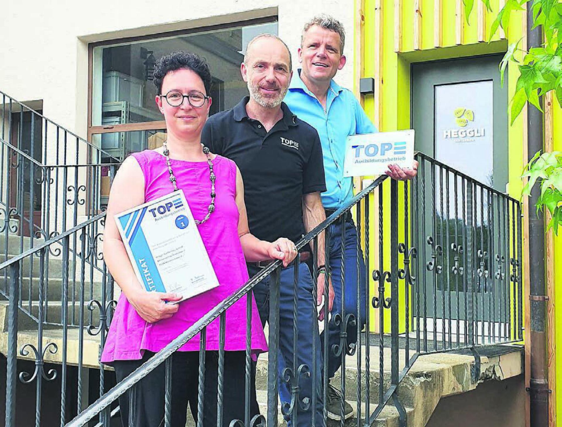 Carole Fischer Heggli und Rainer Heggli (rechts) freuen sich über über Zertifikat. Neben der Heggli Gartenbau GmbH wurden auch der Berger Gartenbau sowie die Gärtnerei Huber als TOP-Ausbildungsbetrieb zertifiziert. Bild: zg