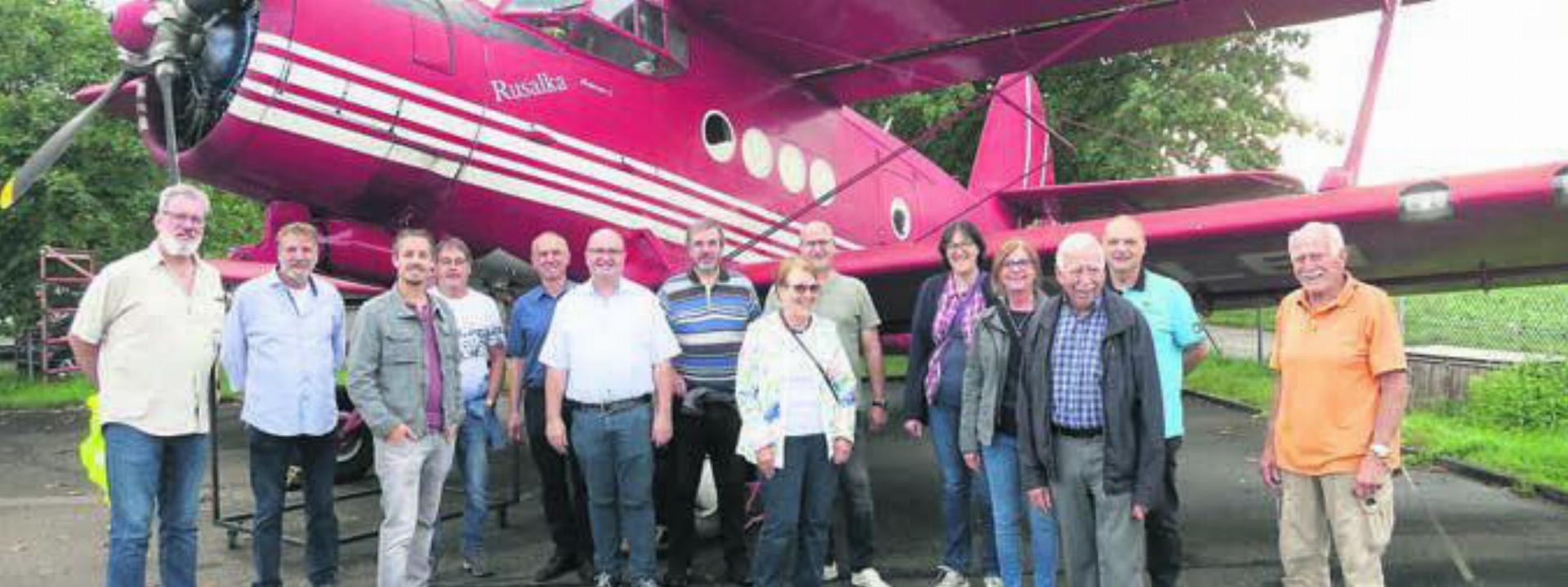 Mitglieder des Gewerbevereins vor dem bekannten roten Doppeldecker, der Antonov. Bild: zg