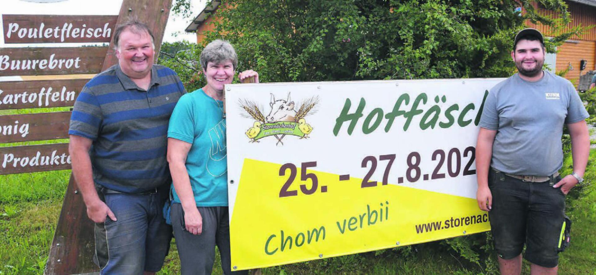 Sie freuen sich auf das Hoffest rund um ihre Gebäude: (von links) Beat, Silvia und Ramon Wertli. Bild: Roger Wetli